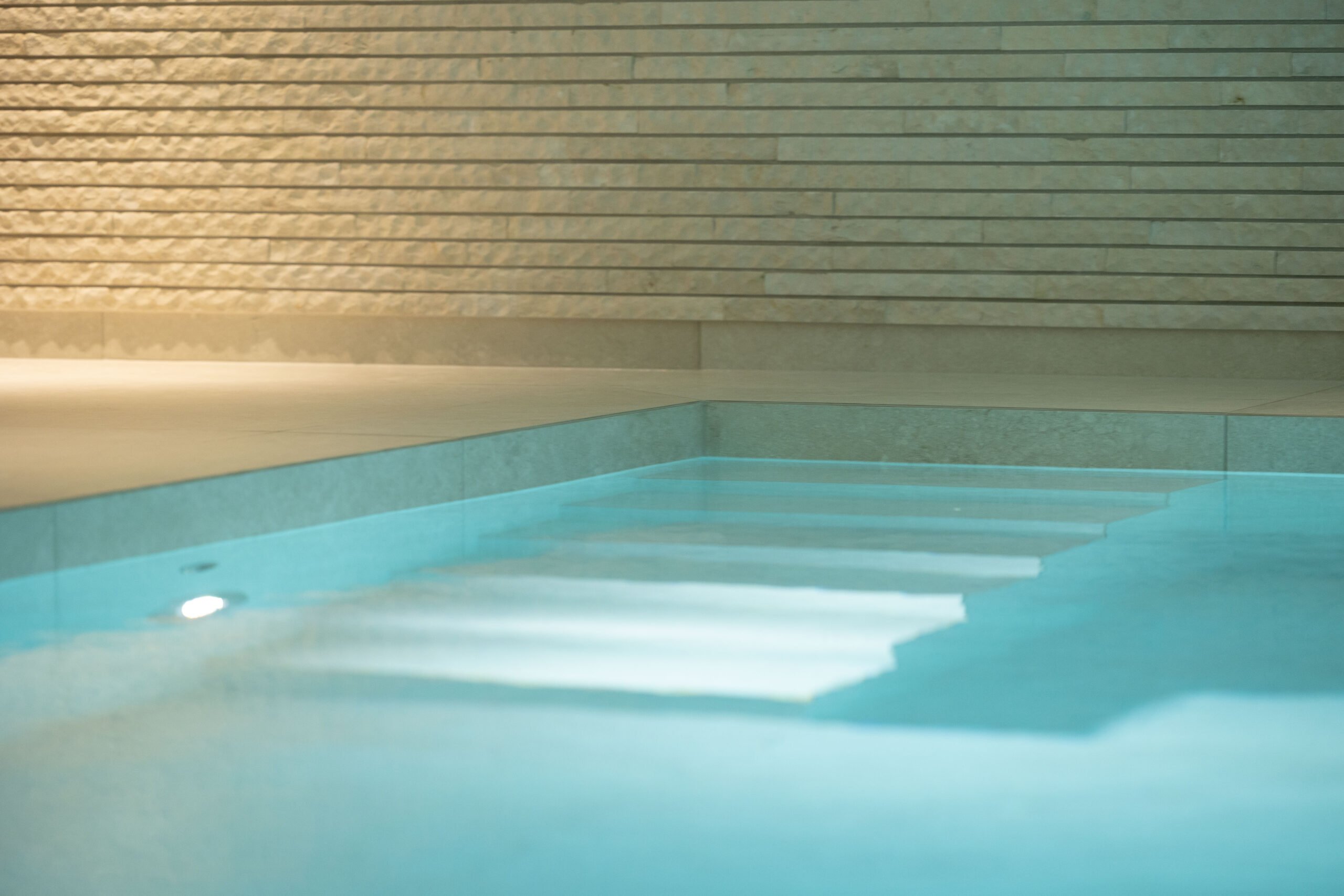de-finishing-touch-voor-zwembad-of-wellness-een-keramische-zwembadrand-op-maat